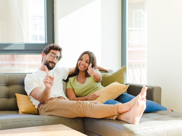 jeune couple à la nouvelle maison