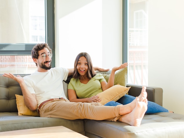 jeune couple à la nouvelle maison