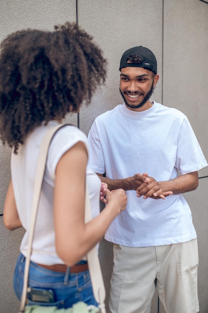 Jeune couple parlant et ayant l'air excité