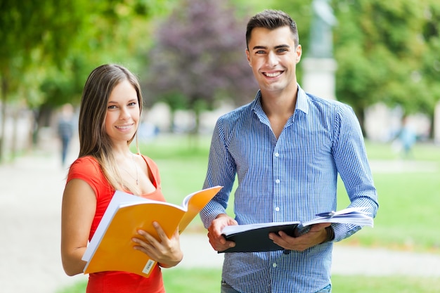 Jeune couple, parler, dehors