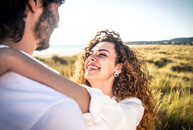 Jeune couple partage l'humeur heureuse et amoureuse sur la plage
