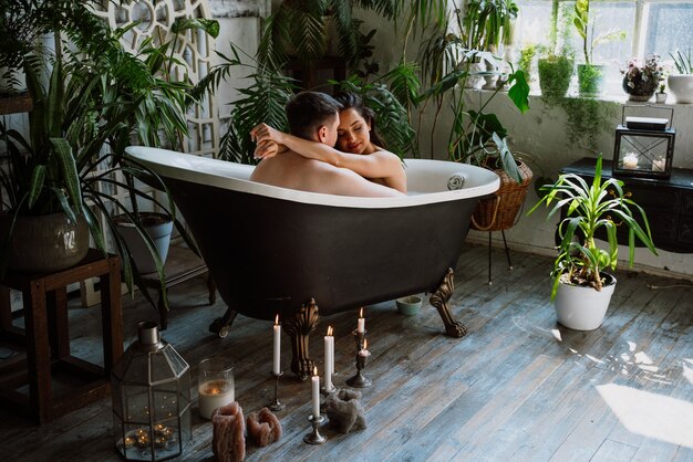 Jeune couple passant du temps dans leur belle maison de campagne. Moments de vie romantiques