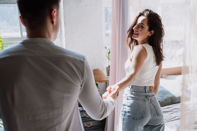 Jeune couple passant du temps dans leur belle maison de campagne. Moments de vie romantiques