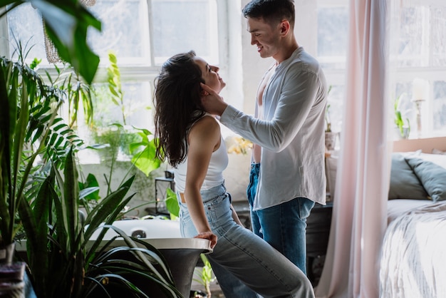 Jeune couple passant du temps dans leur belle maison de campagne. Moments de vie romantiques