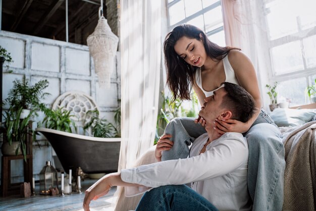 Jeune couple passant du temps dans leur belle maison de campagne. Moments de vie romantiques