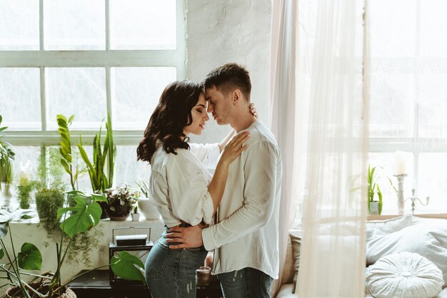 Jeune couple passant du temps dans leur belle maison de campagne