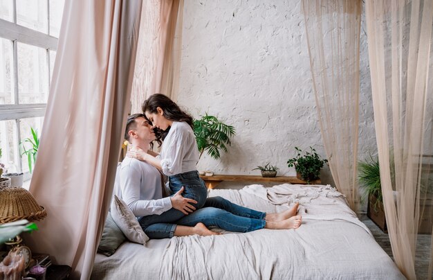 Photo jeune couple passant du temps dans leur belle maison de campagne