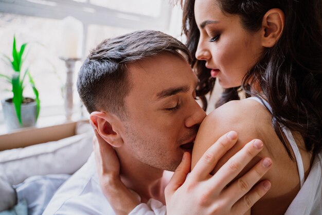 Jeune couple passant du temps dans leur belle maison de campagne