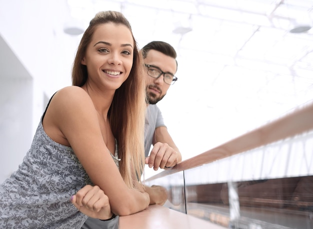 Jeune couple passe du temps libre ensemble