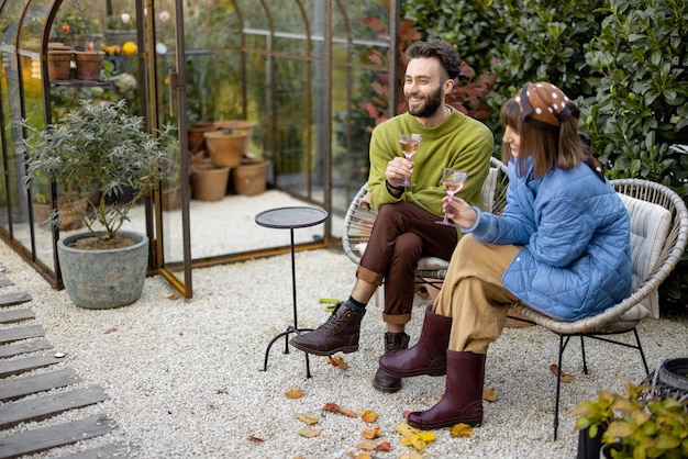 Un jeune couple passe une soirée romantique avec du vin au coin du feu