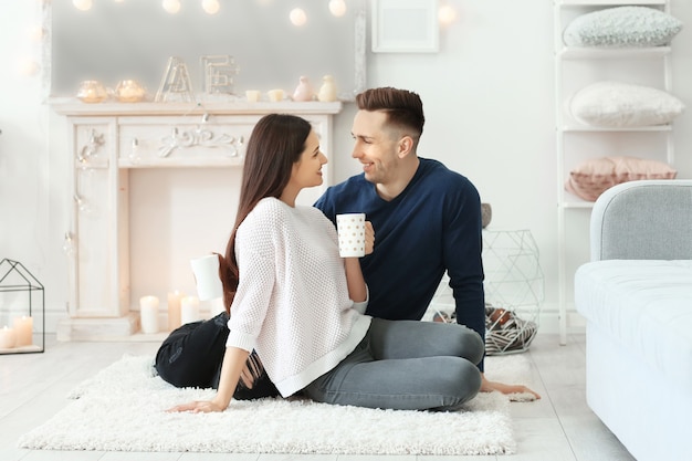 Jeune couple passer du temps ensemble en vacances d'hiver à la maison