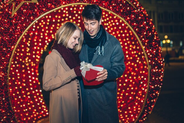 Jeune couple en période de Noël