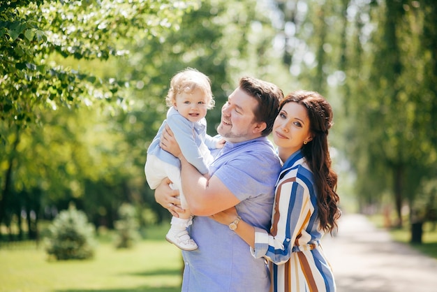 Jeune couple avec petite fille dans le parc