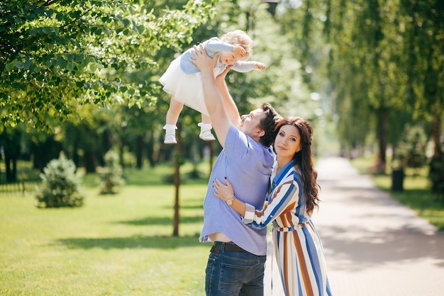 Jeune couple avec petite fille dans le parc