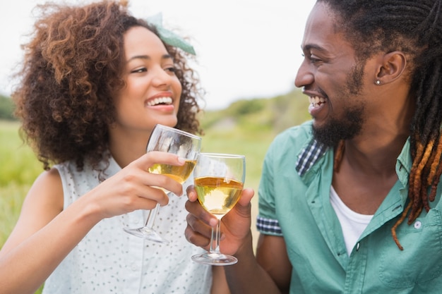 Jeune couple sur un pique-nique, boire du vin