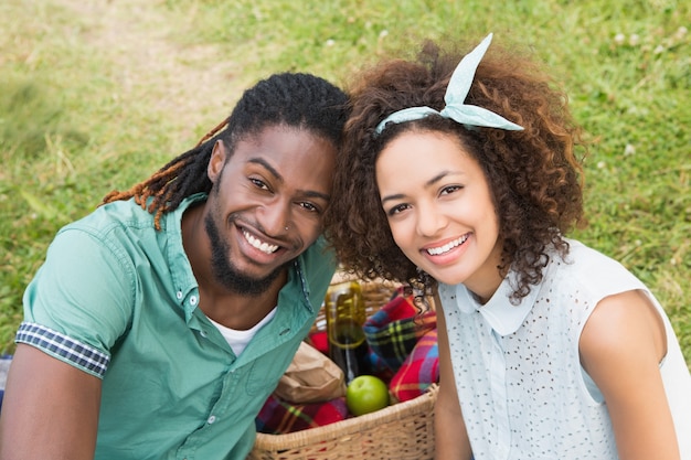 Jeune couple en pique-nique