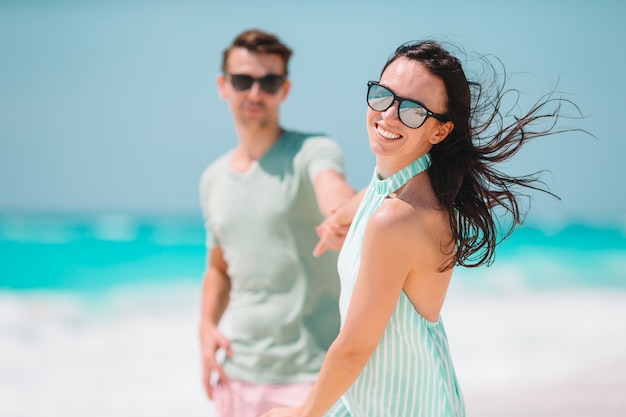 Jeune couple sur la plage blanche pendant les vacances d'été.