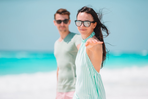 Jeune couple sur la plage blanche pendant les vacances d'été.