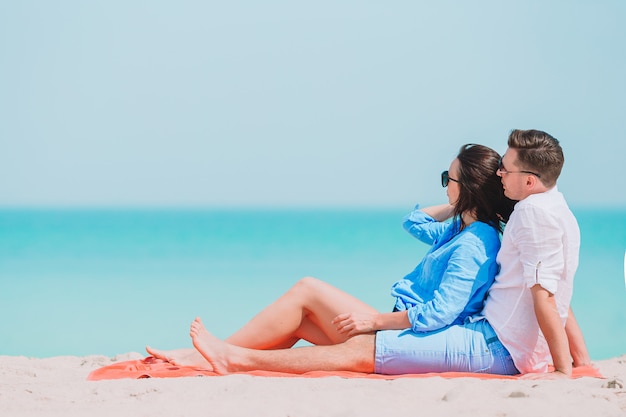 Jeune couple sur la plage blanche pendant les vacances d'été.