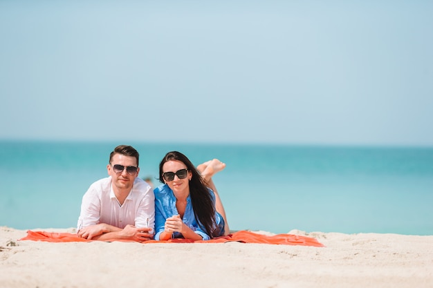 Jeune couple sur la plage blanche pendant les vacances d'été.