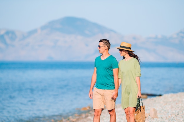 Jeune couple sur la plage blanche pendant les vacances d'été.