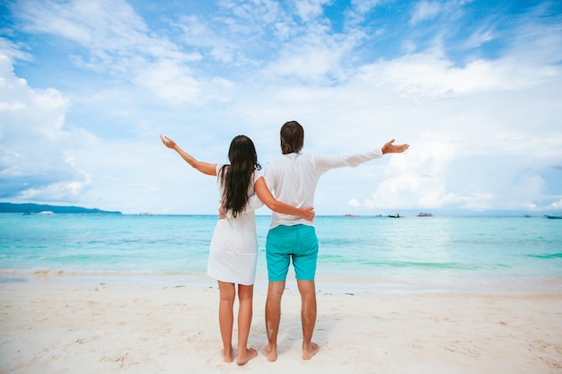 Jeune couple sur la plage blanche pendant les vacances d'été.