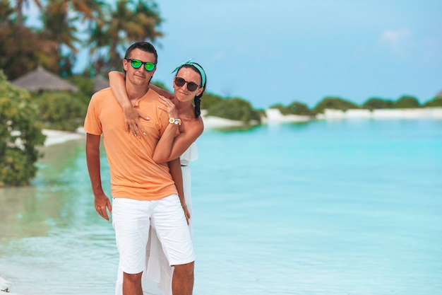 Jeune couple sur la plage blanche pendant les vacances d'été