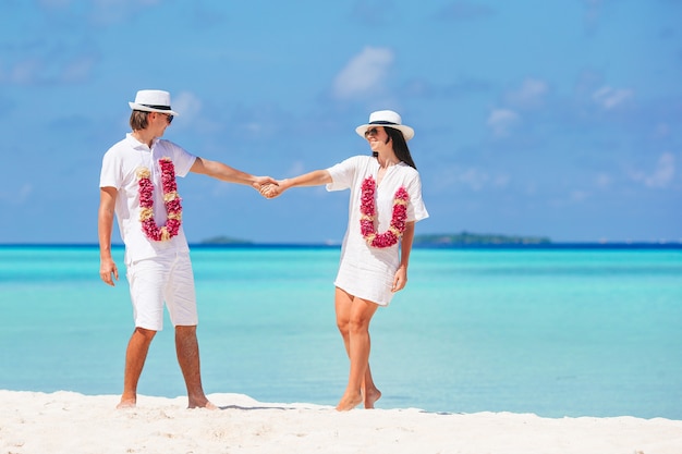 Jeune couple sur la plage blanche pendant les vacances d'été