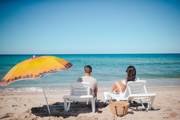 Jeune couple sur une plage blanche pendant les vacances d&#39;été