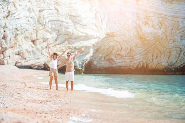 Jeune couple, sur, plage blanche, à, vacances été