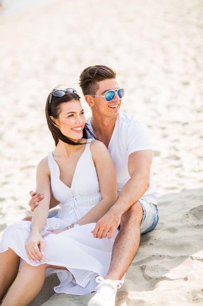 Jeune couple sur la plage