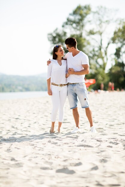 Jeune couple sur la plage