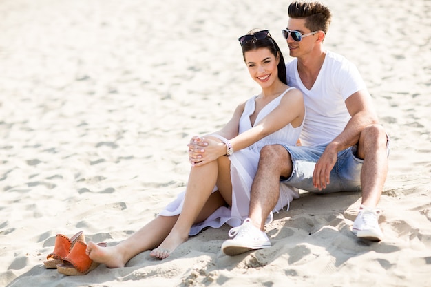 Jeune couple sur la plage