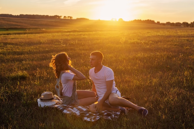 Jeune couple en plein air