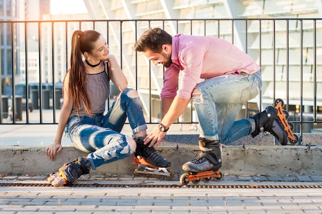 Le jeune couple porte des rollers.