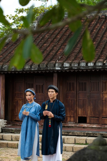 Photo jeune couple, porter, ao, dai, déguisement