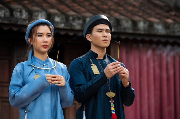 jeune couple, porter, ao, dai, déguisement