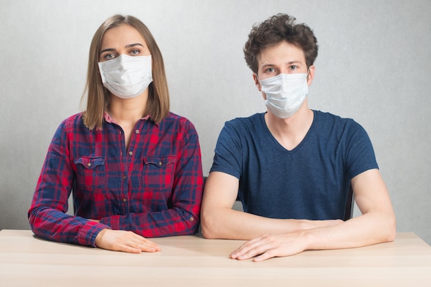 Jeune couple, porter, masque médical, comme, protection