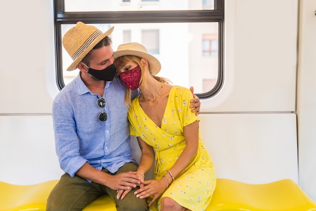 Jeune couple, porter, masque visage, séance, sur, les, train