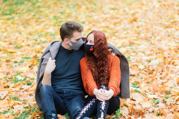 Jeune couple, porter, masques, ensemble, dans, forêt, parc