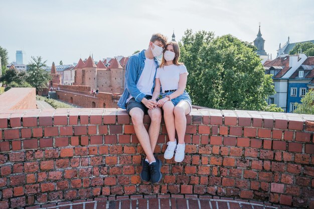 Jeune couple, porter, masques faciaux