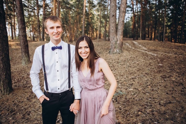 un jeune couple posant dans la nature