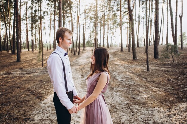 un jeune couple posant dans la nature