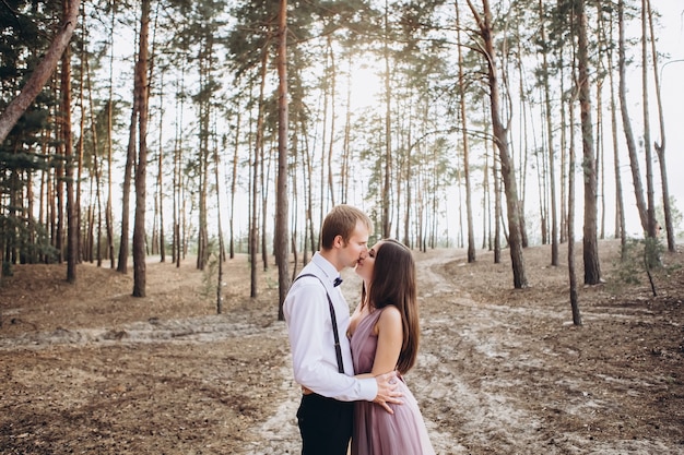 un jeune couple posant dans la nature