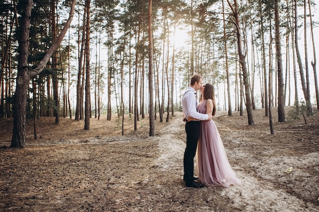 un jeune couple posant dans la nature