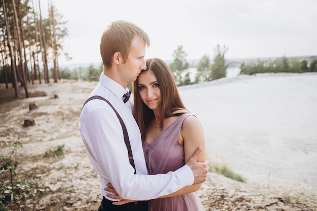 un jeune couple posant dans la nature