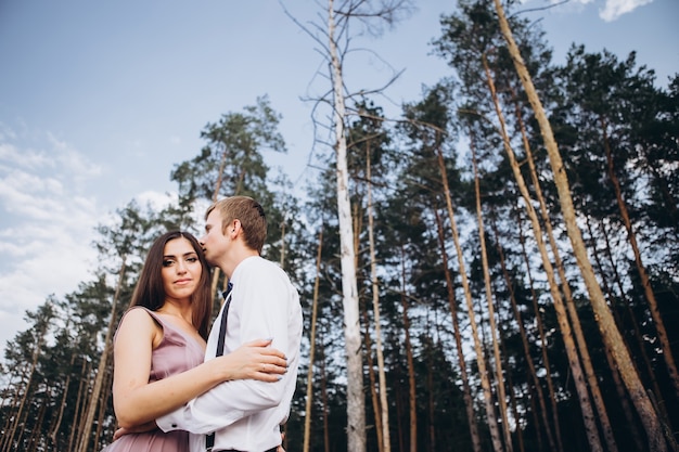 un jeune couple posant dans la nature