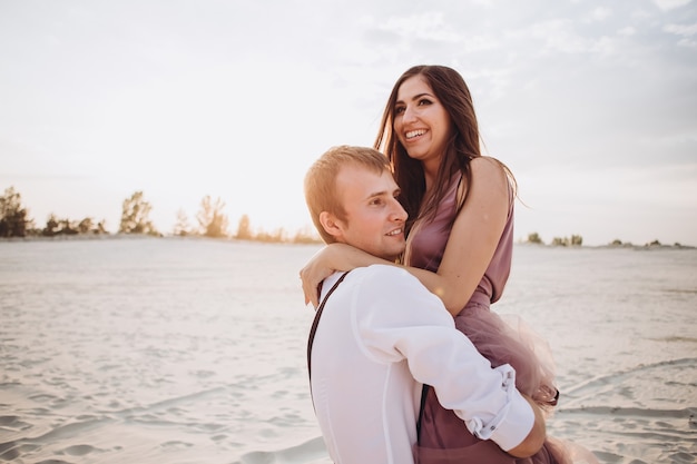 un jeune couple posant dans la nature