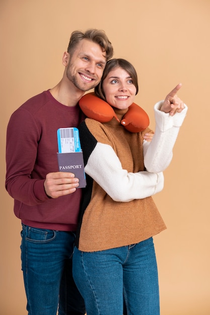 Photo jeune couple posant avec passeport et billets d'avion