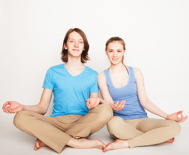 Jeune couple en pose de yoga, famille heureuse